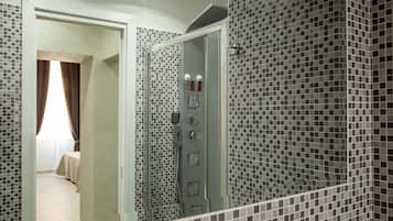 Minibar, caja de seguridad en la habitación y escritorio