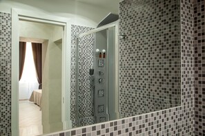 Minibar, in-room safe, desk, iron/ironing board - Frattina Grand Suite (Rome)