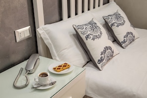 Minibar, in-room safe, desk, iron/ironing board - Frattina Grand Suite (Rome)