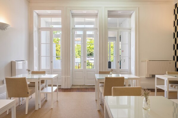 Daily continental breakfast (EUR 15 per person) - Charming House Cedofeita (Porto)
