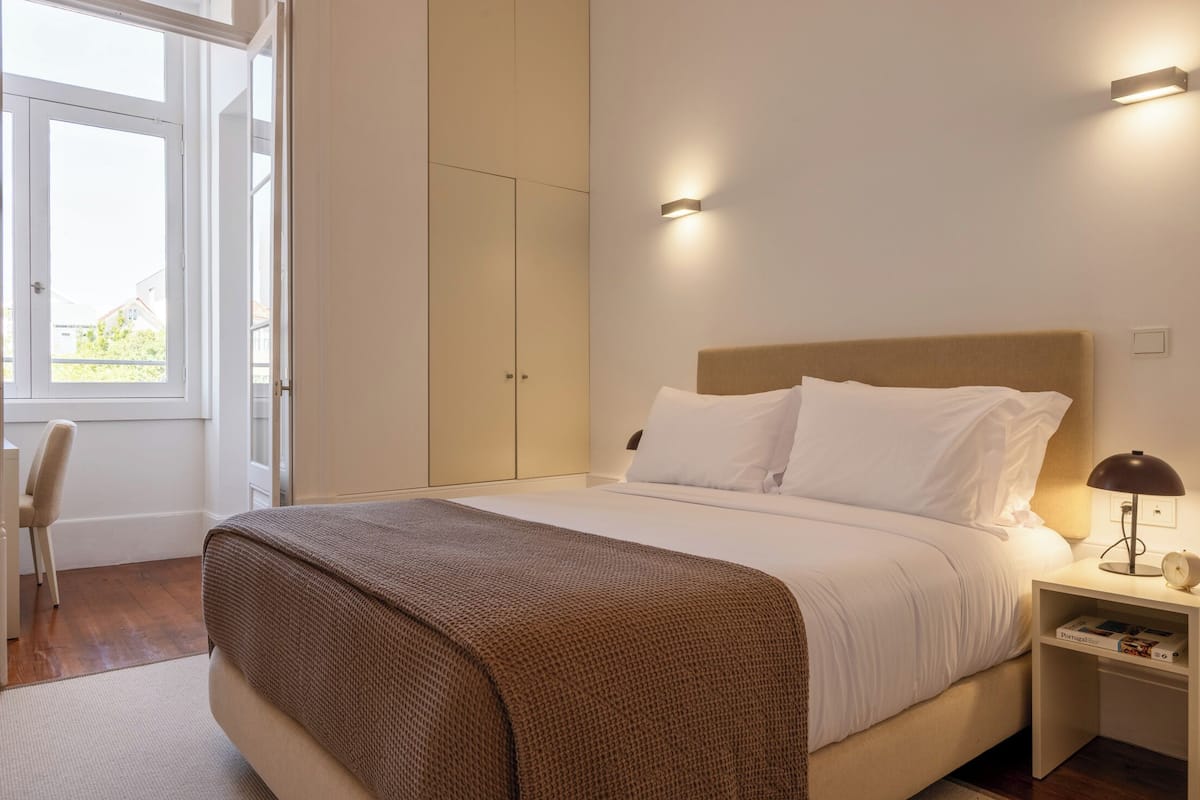 Quarto superior, 1 cama Queen, vista para o jardim | Cortinas blackout, quartos à prova de som, ferros/tábuas de passar roupa
