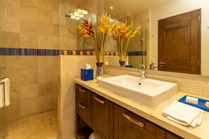 Luxury-Suite, 1 Schlafzimmer, Küche | Badezimmer | Dusche, kostenlose Toilettenartikel, Haartrockner, Bademäntel