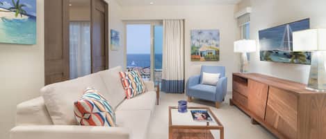 Luxe suite, 1 slaapkamer, keuken, uitzicht op oceaan | Woonruimte | Een 48-inch flatscreentelevisie met kabelzenders en een televisie