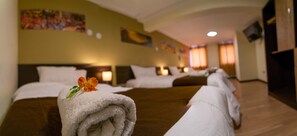 Vierbettzimmer | Schreibtisch, kostenlose Babybetten, Zustellbetten, kostenloses WLAN