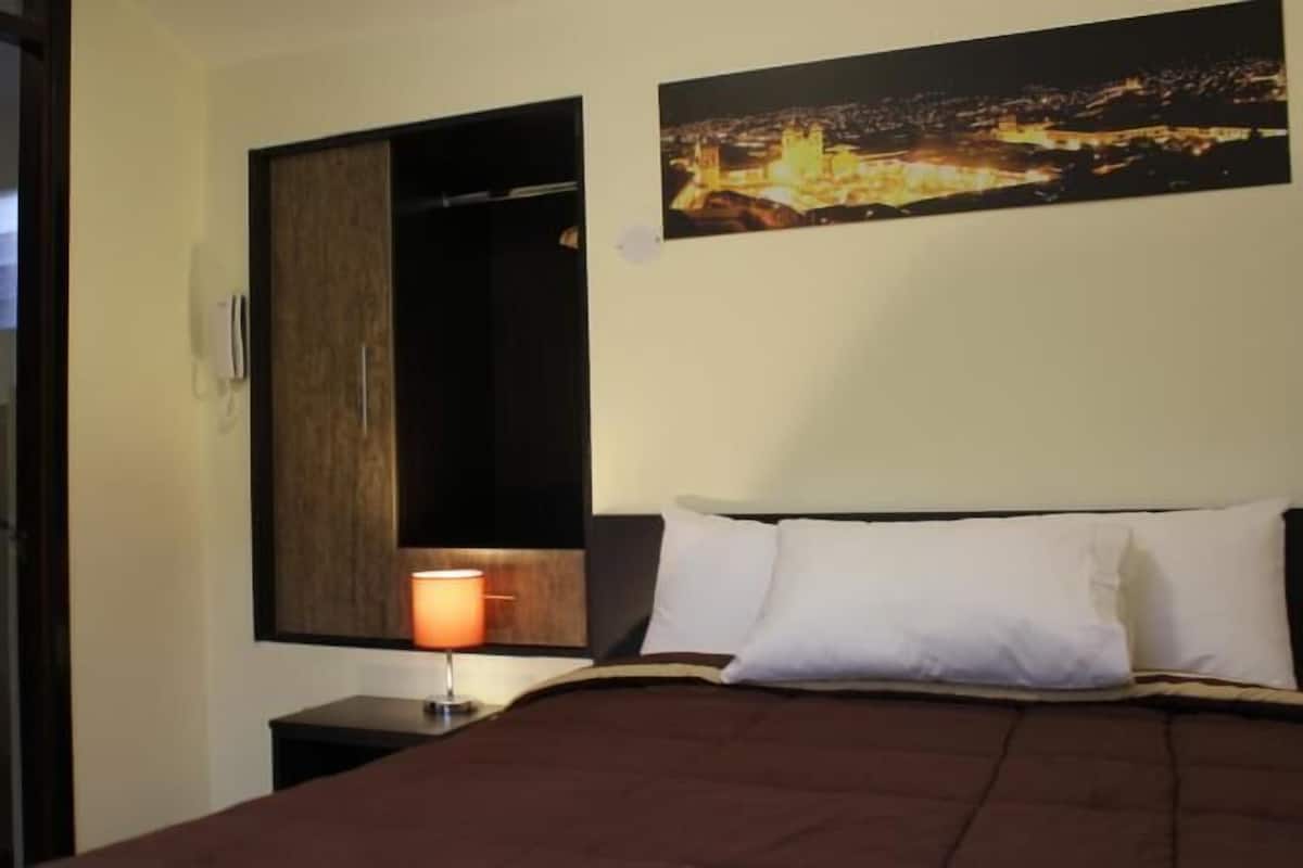 Suite | Desk, cribs (free), rollaway beds (surcharge), WiFi (free)