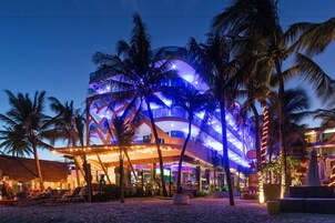 Majoituspaikan julkisivu illalla/yöllä