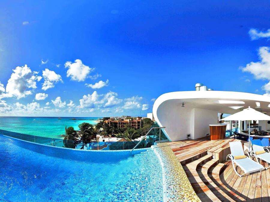 Una piscina al aire libre, sombrillas