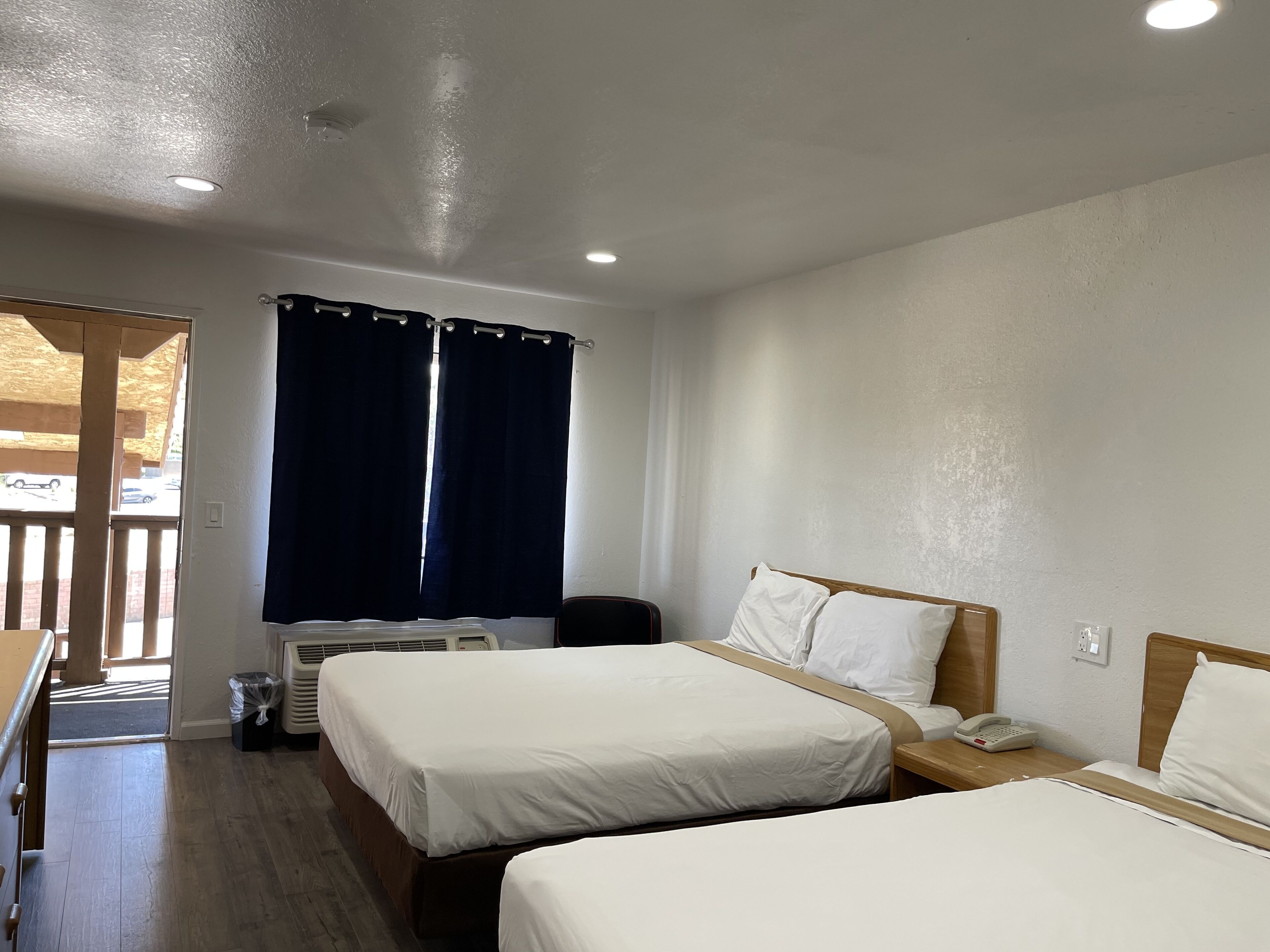 Escritorio, wifi gratis, ropa de cama