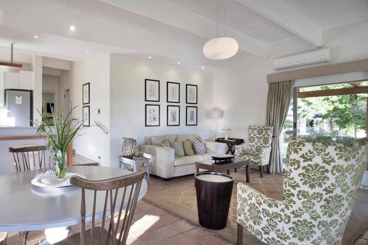 Una sala de estar moderna con comedor, un sofá y una mesa de centro.