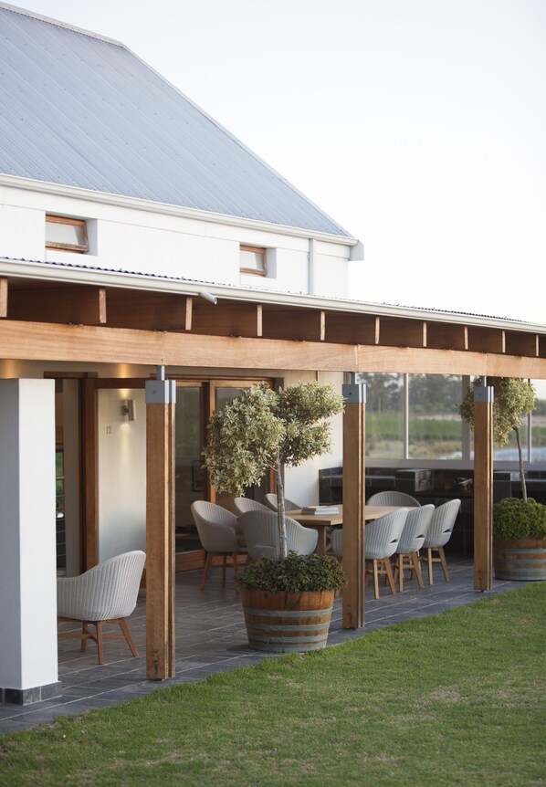 The Barn Cottage | Living area | 52-inch Smart TV with satellite channels, TV - Klein Welmoed Luxury Guest House (Stellenbosch)