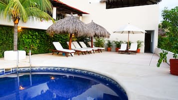 Hồ bơi ngoài trời, ghế dài tắm nắng