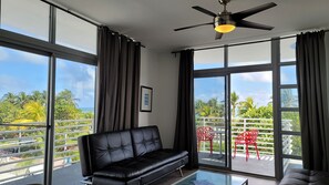 ห้องพาโนรามิกสวีท, 1 ห้องนอน, ระเบียง, วิวทะเล | ห้องนั่งเล่น | ทีวีจอแบน 42 นิ้ว พร้อมช่องเคเบิล, ทีวี