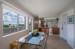 Panoramic King Suite, Direct Ocean View w/Balcony | In-room dining