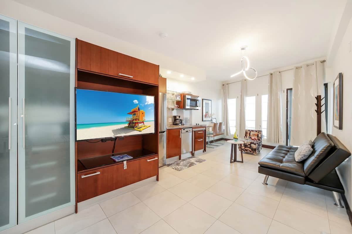 Comfort King Suite with Balcony City View | Living room | 42-inch flat-screen TV with cable channels, TV