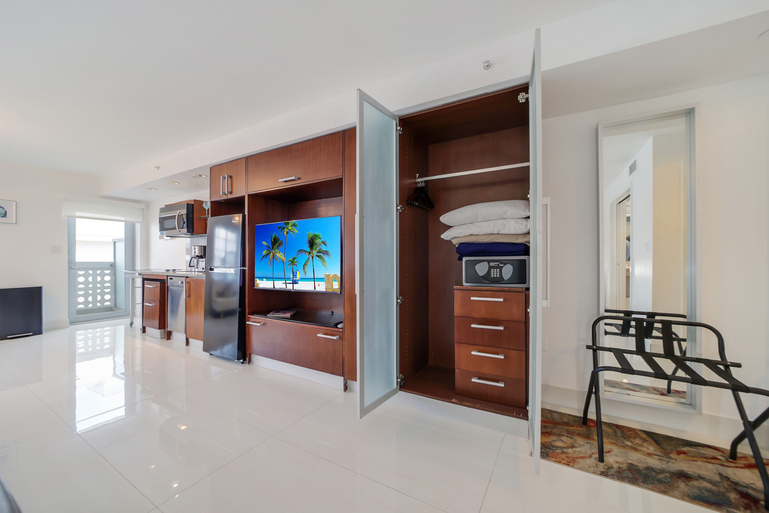Executive-Studiosuite, Balkon, eingeschränkter Meerblick | Wohnbereich | 42-Zoll-Flachbildfernseher mit Kabelempfang, Fernseher