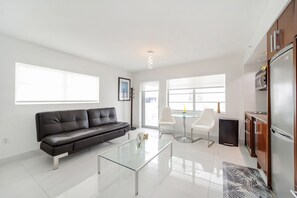 ห้องคลาสสิกสตูดิโอสวีท, เตียงคิงไซส์ 1 เตียง และโซฟาเบด, ระเบียง | เครื่องนอนระดับพรีเมียม, ผ้าม่านกันแสง, เตารีด/โต๊ะรีดผ้า, ผ้าปูที่นอน