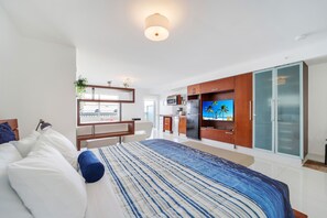 Executive King Suite Partial Ocean View w/Balcony