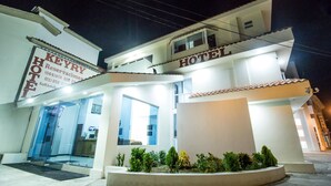 Front of property - evening/night - Hotel Keyri (Santa María Huatulco)