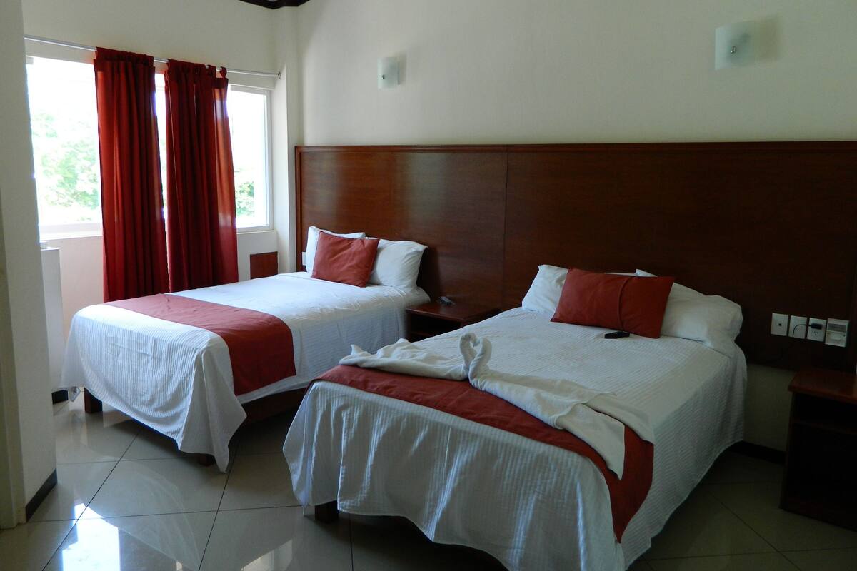 Double Room | In-room safe, iron/ironing board (on request), WiFi (free)