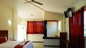 Triple Room | In-room safe, iron/ironing board (on request), WiFi (free) - Hotel Keyri (Santa María Huatulco)