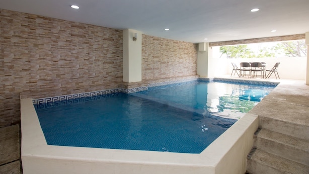 Indoor pool, sun loungers - Hotel Keyri (Santa María Huatulco)