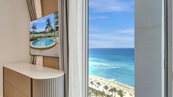 Luxury Room | 1 bedroom, iron/ironing board, free WiFi, bed sheets