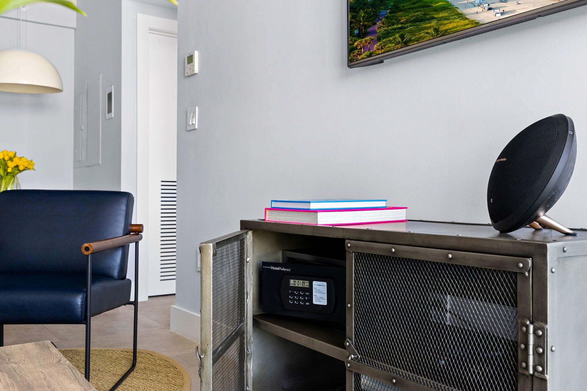 signature room, 1 king bed with sofa bed | safe