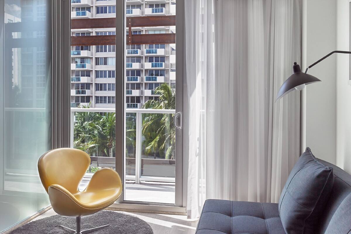 Skyline One Bedroom Suite - With Balcony | 客厅 | 45-英寸纯平电视 （配备有线频道）、电视