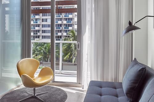 Skyline One Bedroom Suite - With Balcony | Wohnzimmer | 45-Zoll-Flachbildfernseher mit Kabelempfang, Fernseher, iPad