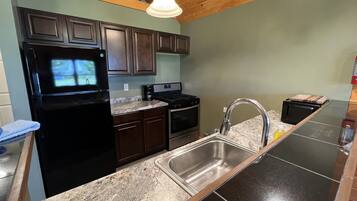 Cottage, 1 Bedroom | Private kitchen | Microwave