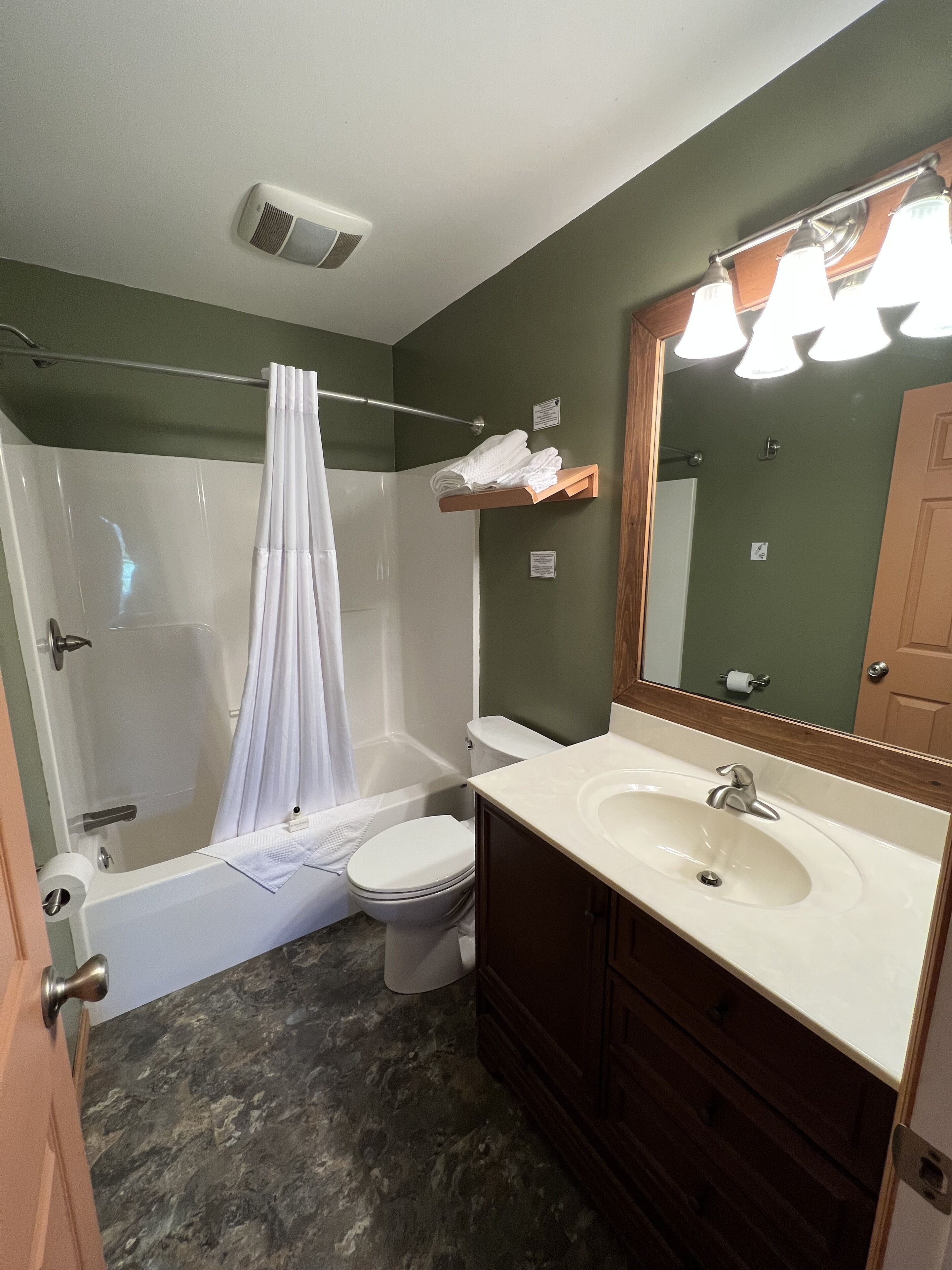 single room, 1 queen bed with sofa bed | bathroom | combined shower/bathtub, towels, soap, shampoo