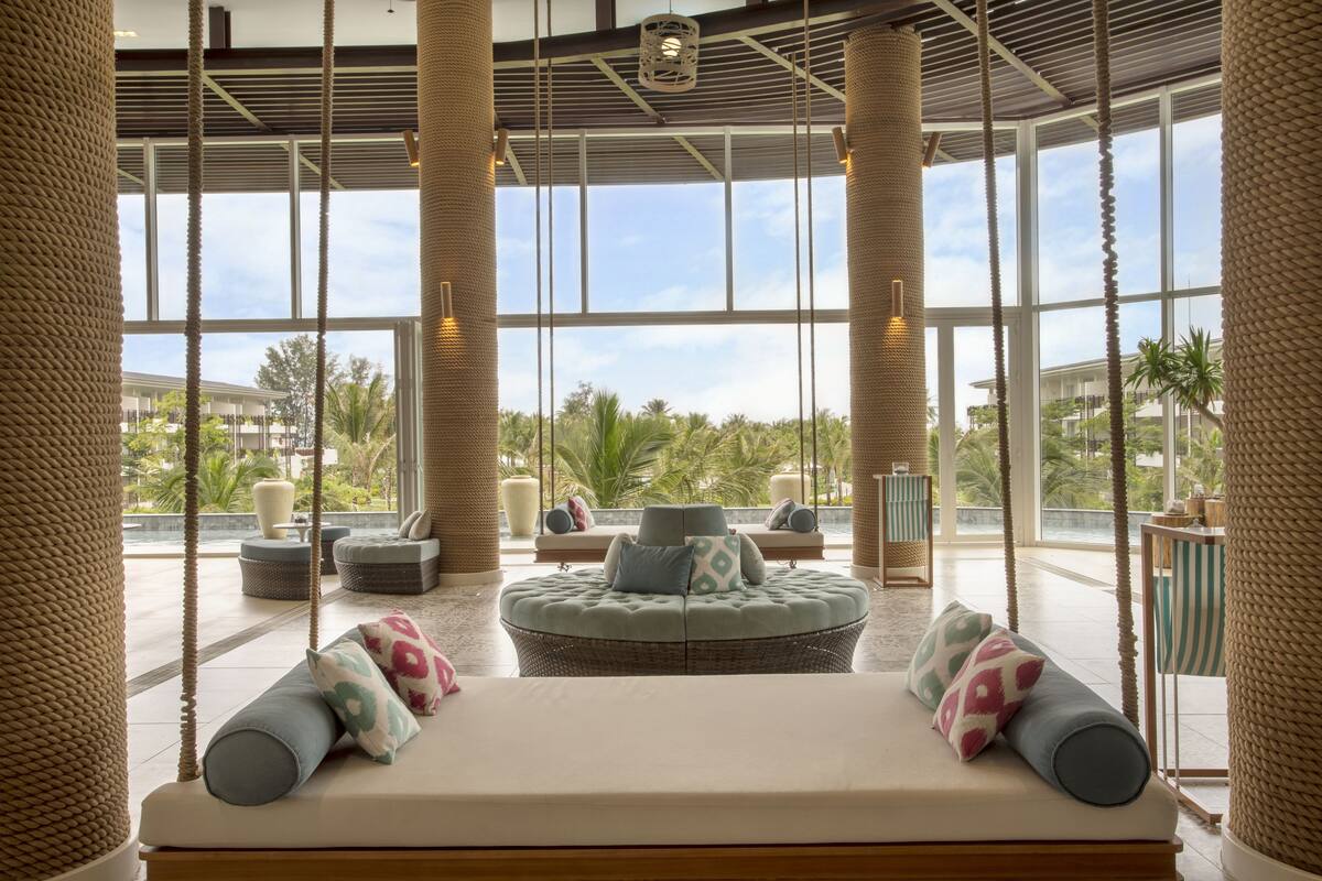 2 bars/lounges, poolside bar