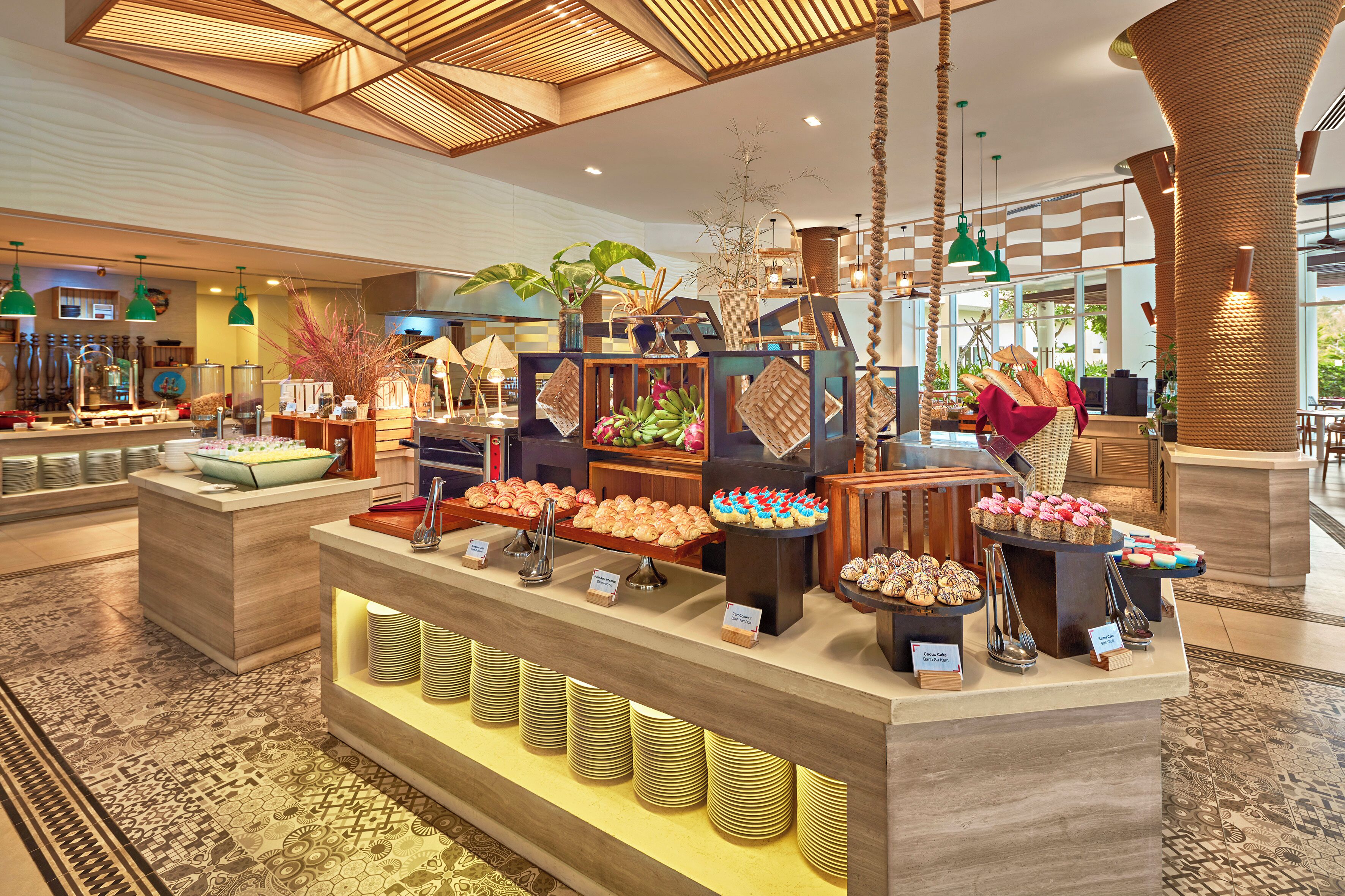 Zona de bufé con diferentes opciones de comida y una exhibición de platos.