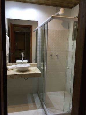Standard-Suite, Balkon (Deck) | Badezimmer | Dusche, kostenlose Toilettenartikel