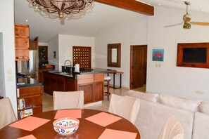 Villa Premium, 3 habitaciones, vistas a la bahía | Servicio de comidas en la habitación