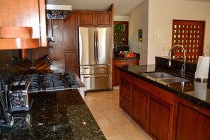 Villa Premium, 3 habitaciones, vistas a la bahía | Cocina privada | Frigorífico grande, microondas, placa de cocina y lavavajillas