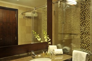 Standard Twin Room | Bathroom | Deep soaking tub, free toiletries, hair dryer, bathrobes - Lancaster Hotel Raouche (Beirut)