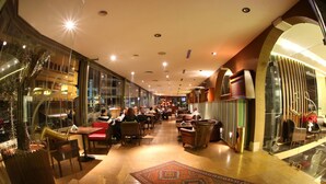 2 间餐厅，供应早餐、午餐和晚餐
