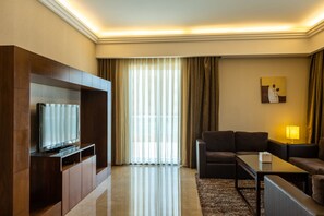 Royal-Suite, 3 Schlafzimmer, Meerblick | Wohnzimmer | 40-Zoll-LCD-Fernseher mit Kabelempfang, Fernseher