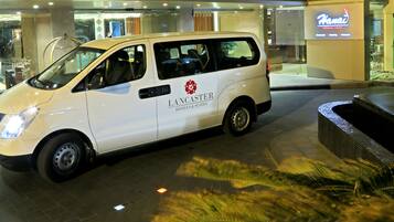 Majoituspaikan julkisivu illalla/yöllä