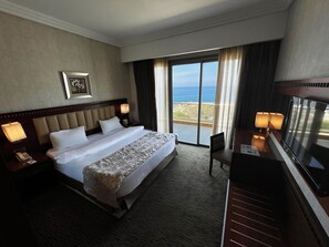 Luxe beddengoed, een kluis op de kamer, een bureau, geluiddichte muren