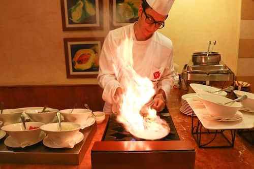 Déjeuner, dîner et souper servis sur place; cuisine internationale