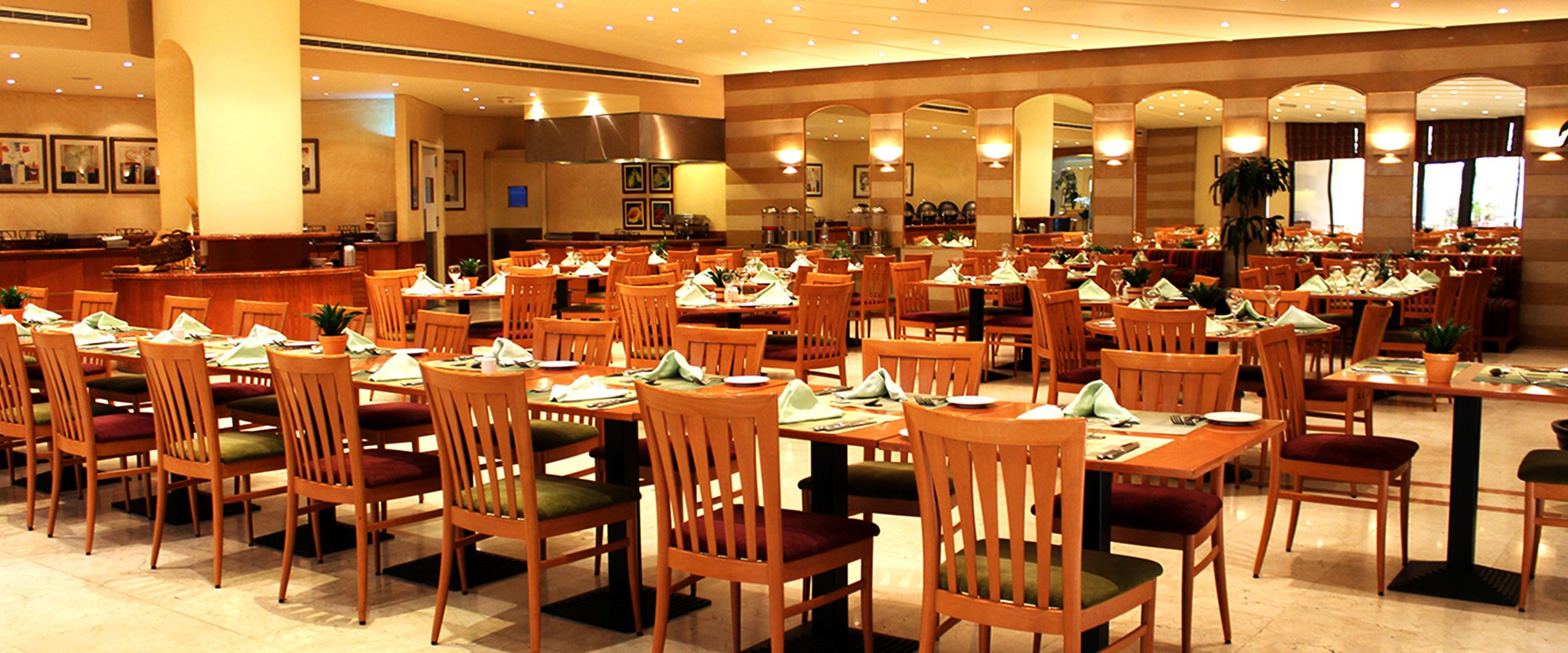 Café da manhã, almoço e jantar; culinária internacional 