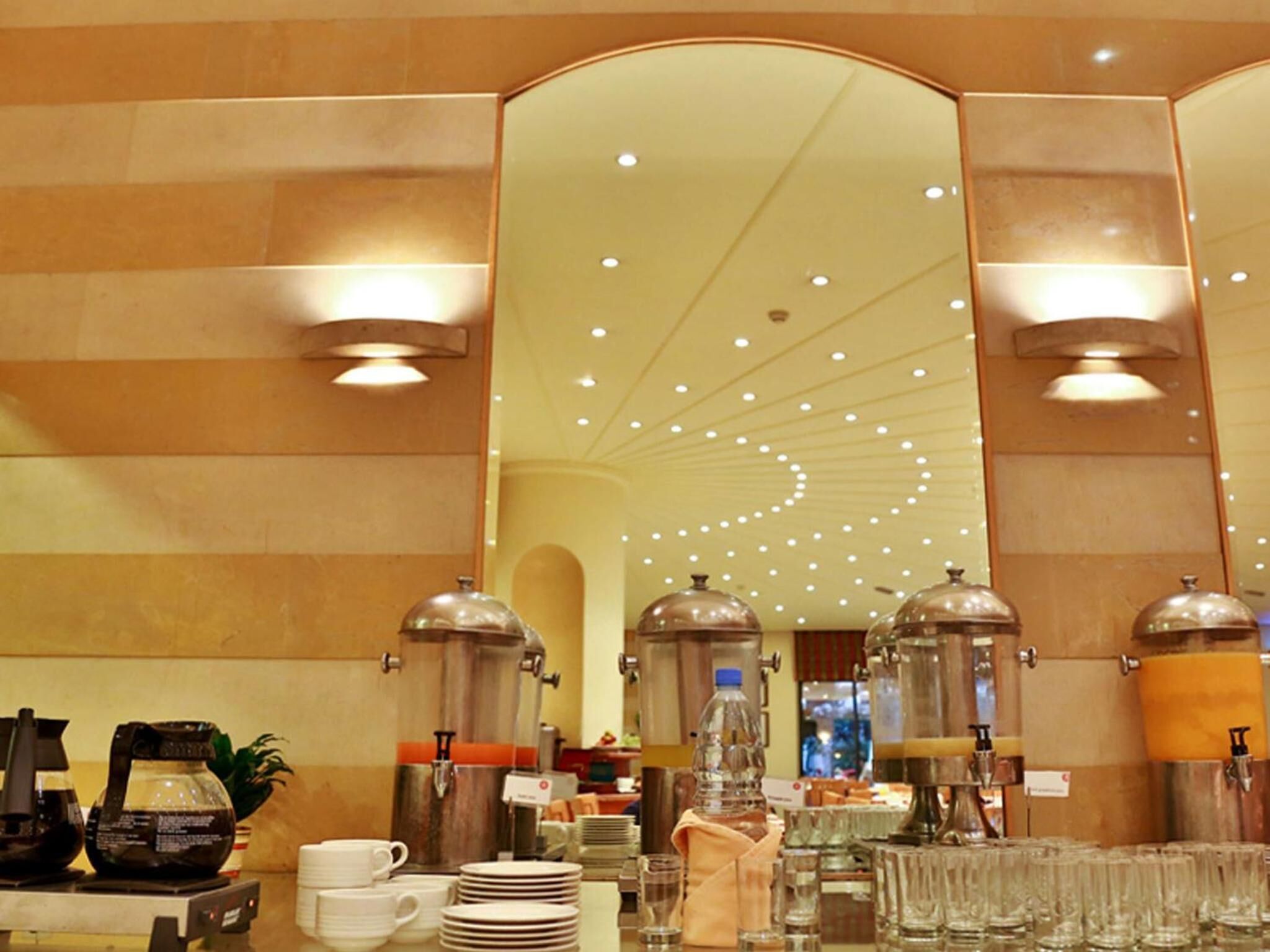 breakfast, lunch, dinner served; international cuisine