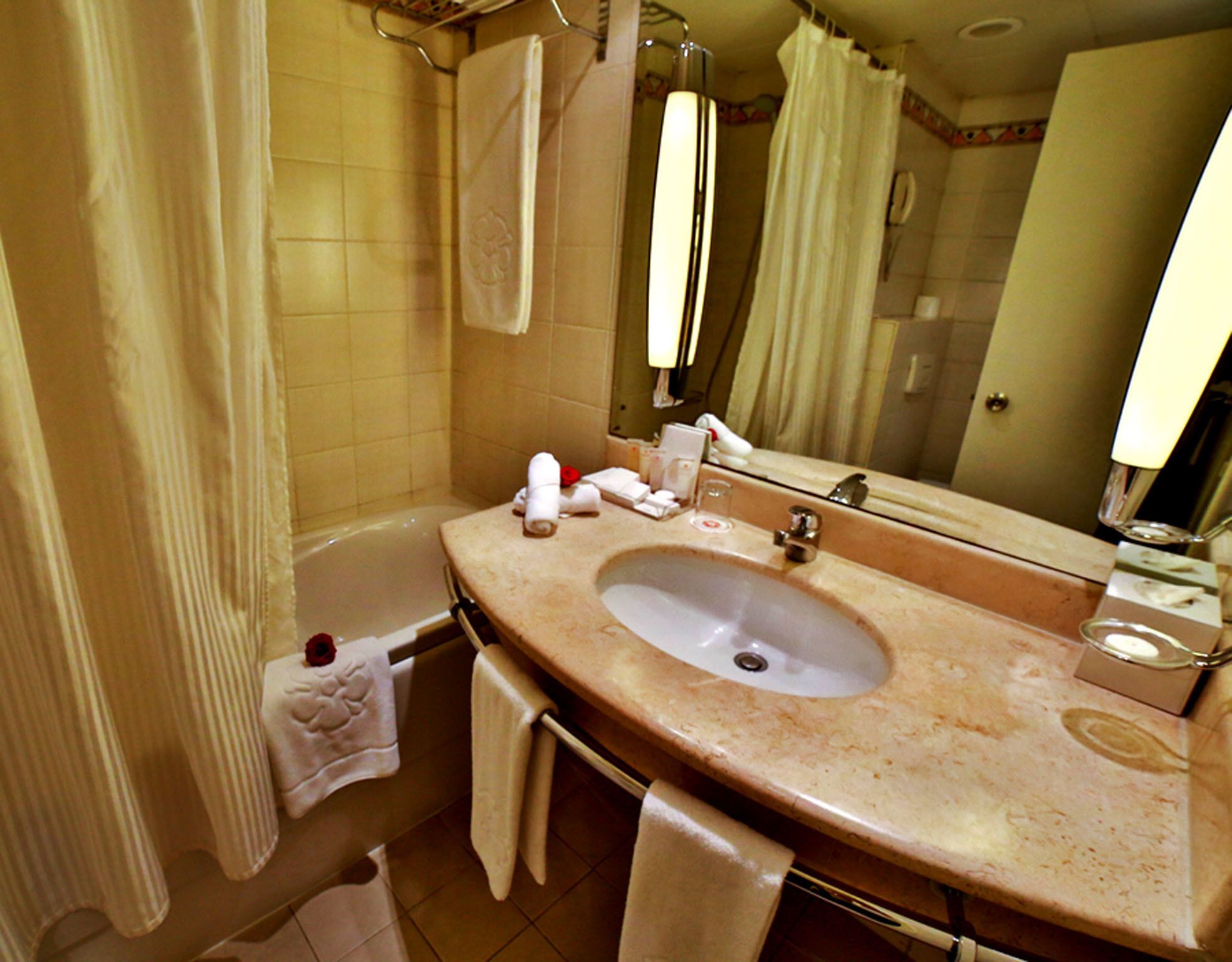 combined shower/bathtub, deep-soaking bathtub, free toiletries