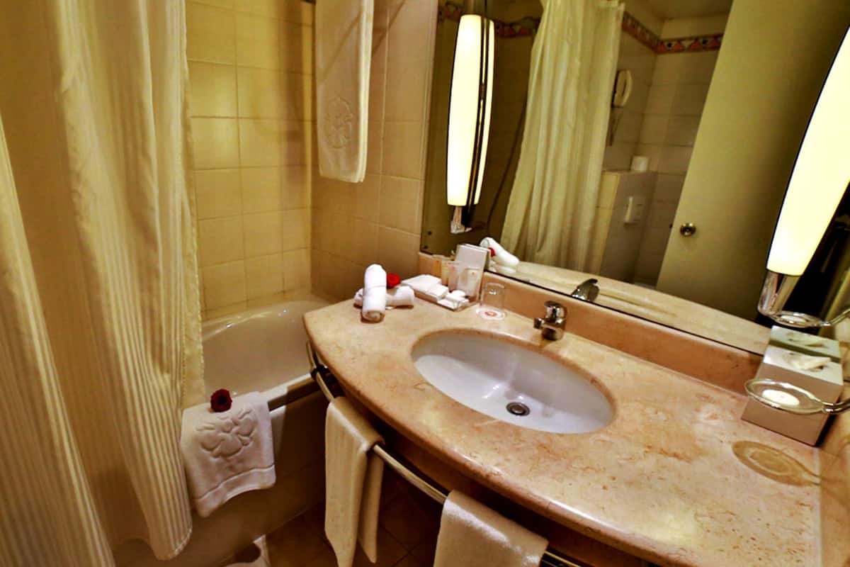 combined shower/bathtub, deep-soaking bathtub, free toiletries