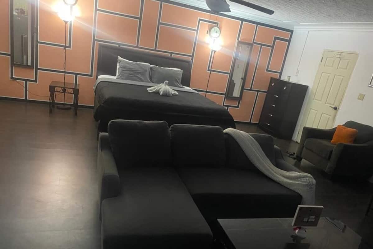 Deluxe Studio Suite, 1 King Bed, Kitchenette | Individually furnished, desk, blackout drapes, iron/ironing board
