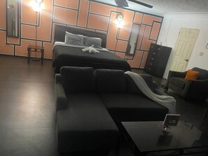 Suíte estúdio luxo, 1 cama King, cozinha americana | Individualmente mobiliados, escrivaninha, cortinas blackout