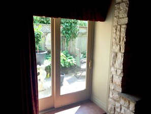 Familiesuite, flere soverom, tekjøkken, 1. etasje | Terrasse/patio