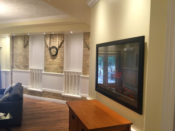 Yellow Rose Suite, 2 King Beds, 2 Bathrooms, Fireplace, Kitchenette | Living room | Flat-screen TV